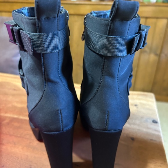 Amazon Black Lace Up Women's Boots - Picture 6 of 7